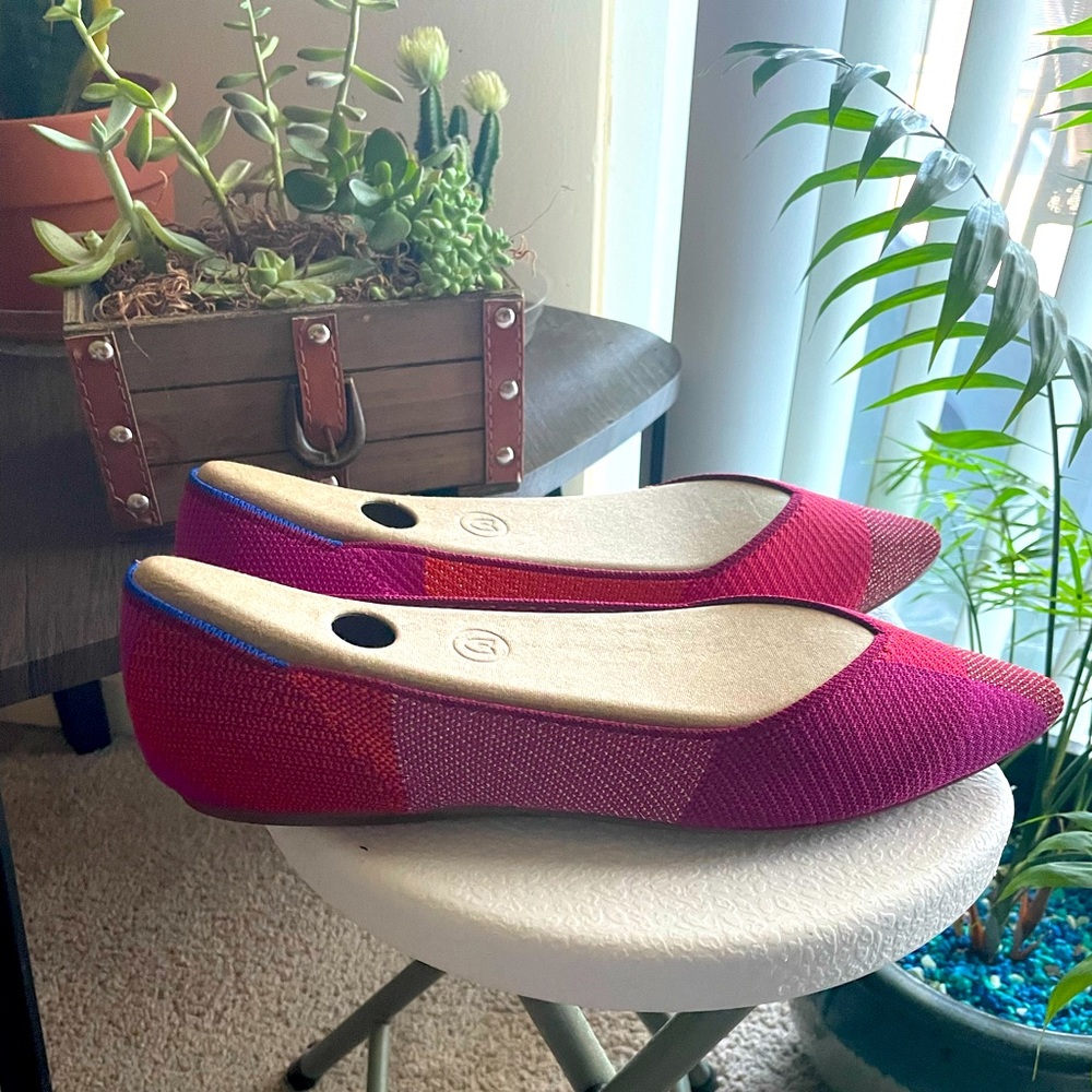 New in Box Rothy’s The Point in Metallic Pomegranate. Size 12. Limited Edition.